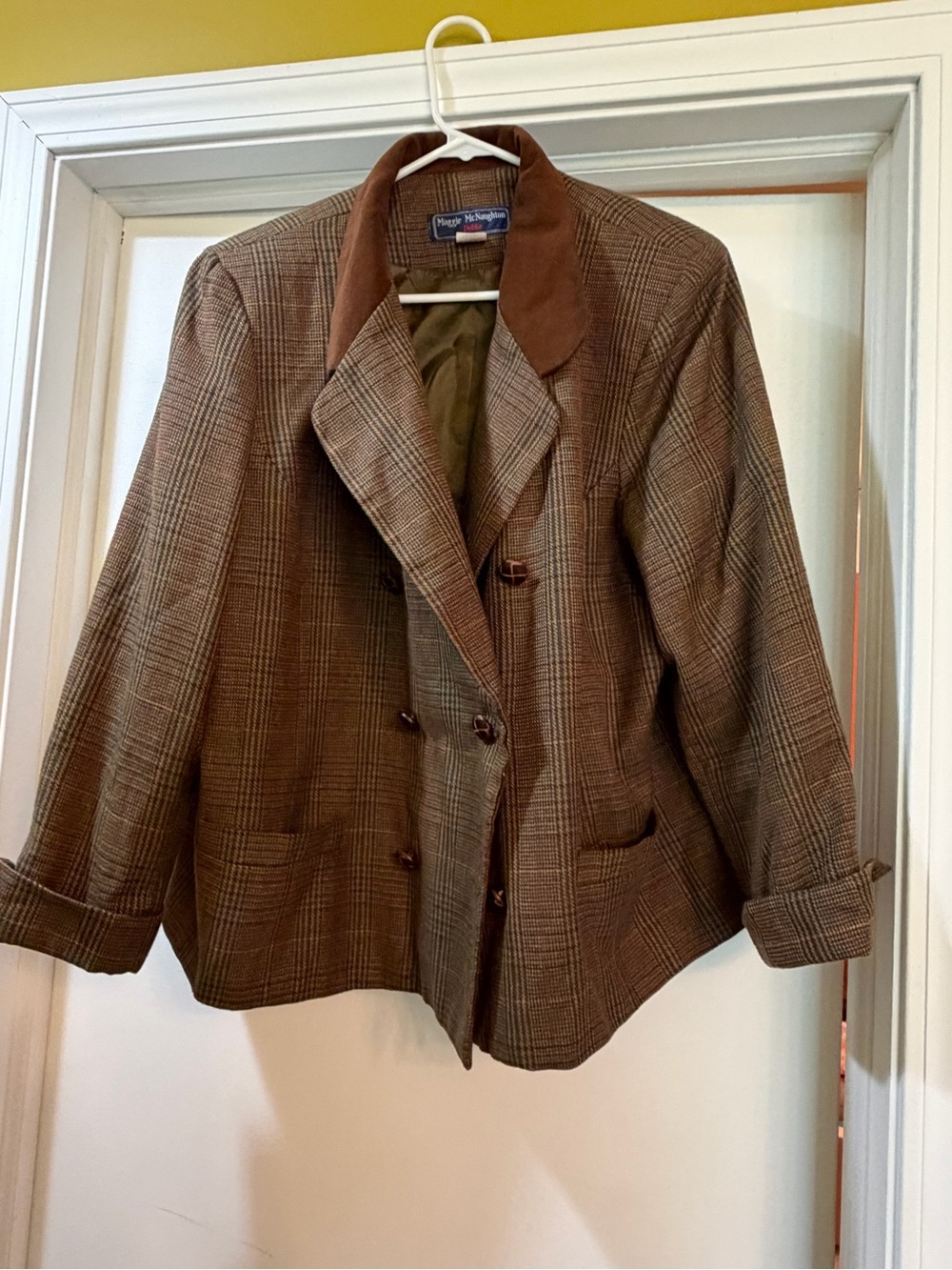 Vintage Pendleton Women's Brown Plaid Wool-Blend Blazer with Contrast Collar
